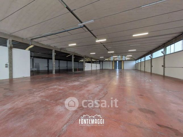 Capannone in commerciale in 