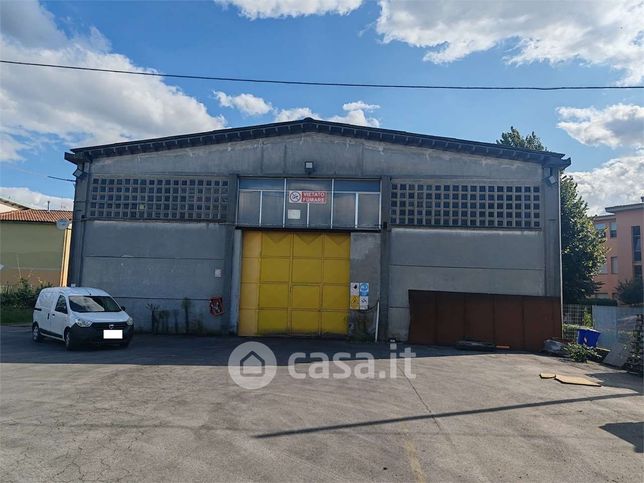 Capannone in commerciale in Via Rughi 22