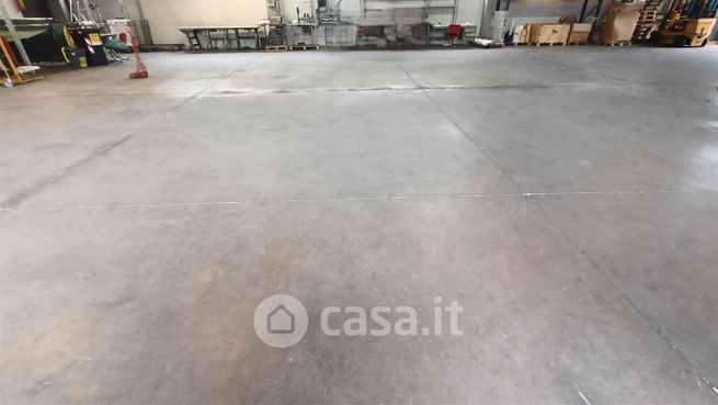 Capannone in commerciale in 
