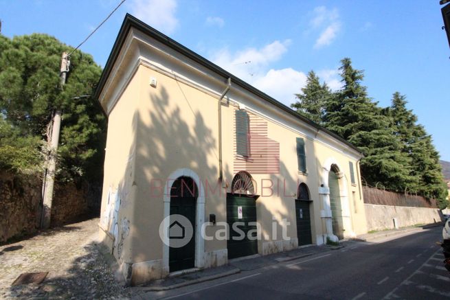 Appartamento in residenziale in Via Benacense 7