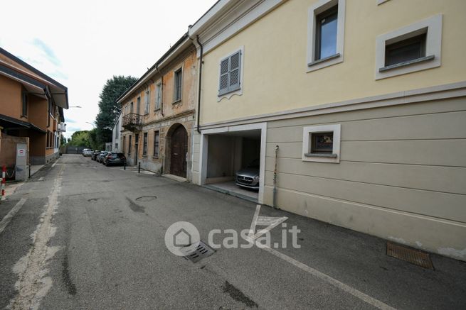 Box/posto auto in residenziale in Via Dante Alighieri 6