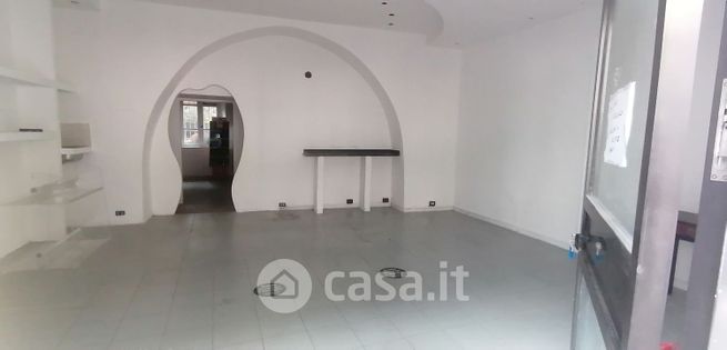 Negozio/locale commerciale in commerciale in Via Regina Elena 5