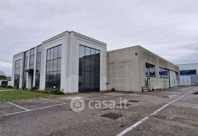 Capannone in commerciale in Via G. Garibaldi 50