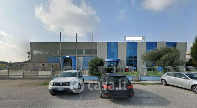 Capannone in commerciale in Via G. Mameli 4