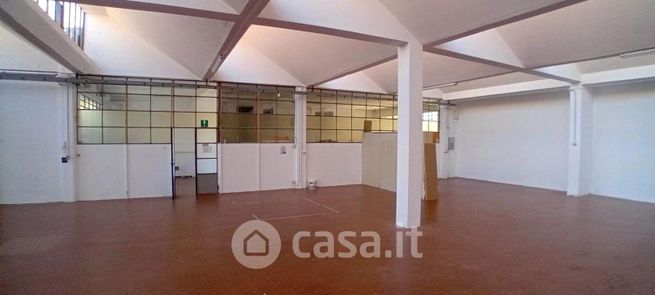 Capannone in commerciale in 