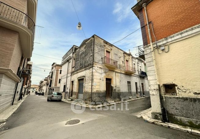 Capannone in commerciale in Via B. Croce 63