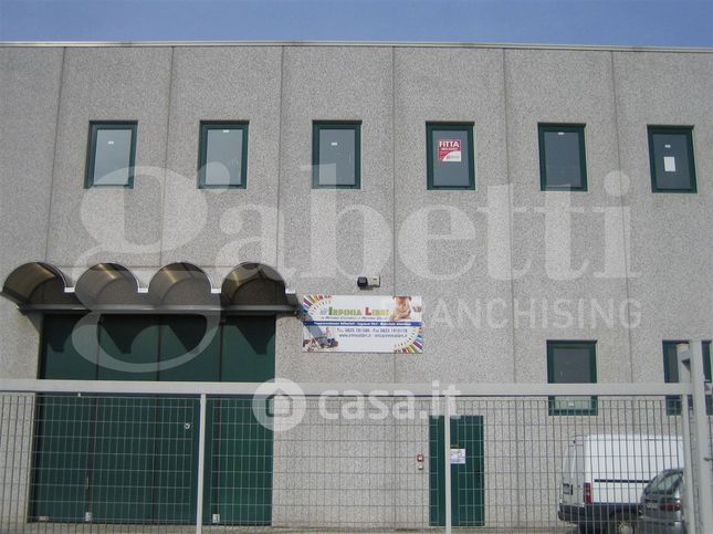 Capannone in commerciale in Via Padule