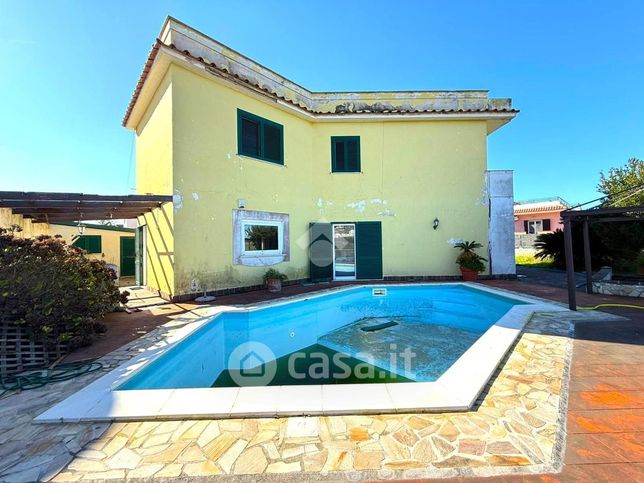 Villa in residenziale in Via Giovenale 140