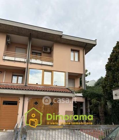 Villetta a schiera in residenziale in Via Pordoi 40