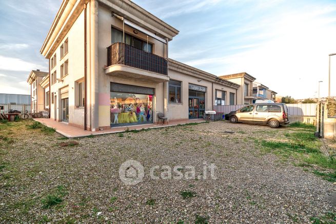 Attivitã /licenza (con o senza mura) in commerciale in Via Giuseppe Tassoni 35