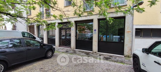 Ufficio in commerciale in Viale Della