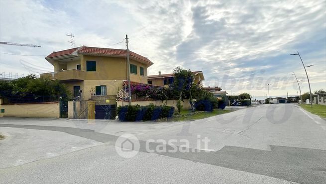 Box/posto auto in residenziale in Via delle Giunchiglie