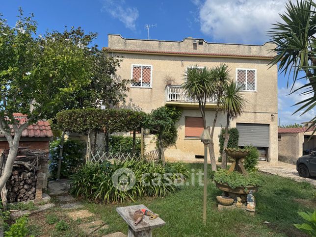 Casa bi/trifamiliare in residenziale in Circonvallazione Mare Australe 63