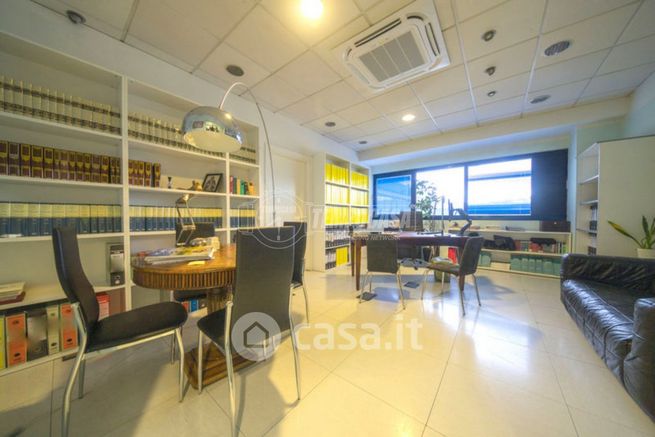 Ufficio in commerciale in 