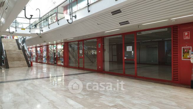Attivitã /licenza (con o senza mura) in commerciale in Via A. dall'Oca Bianca 3