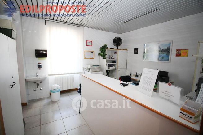 Ufficio in commerciale in 