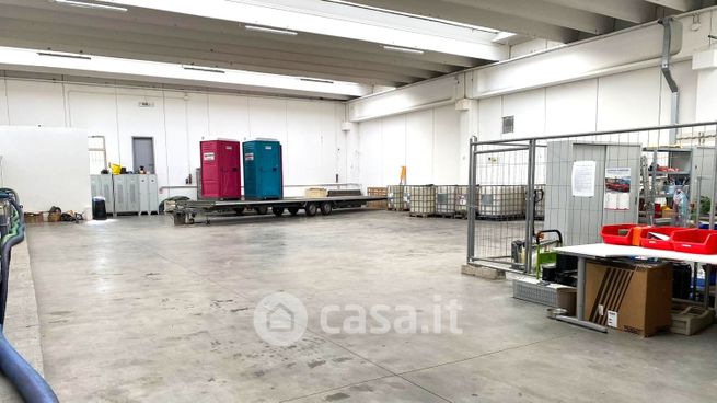 Capannone in commerciale in 