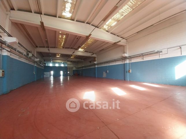 Capannone in commerciale in Via Aldo Moro