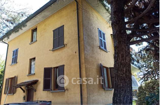 Casa bi/trifamiliare in residenziale in Via Lombardia 57