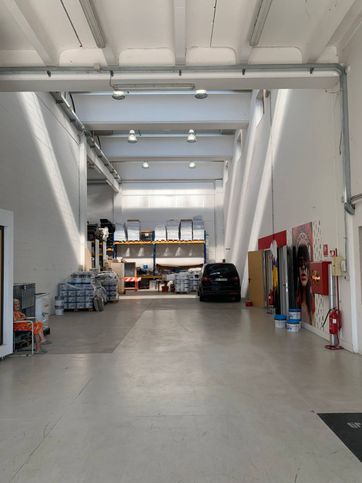 Capannone in commerciale in Via Bragni