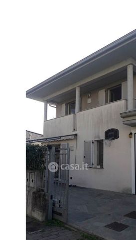 Casa indipendente in residenziale in Via Vecchia per GambolÃ² 18