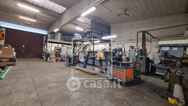 Capannone in commerciale in Via G. B. Ferraris 9