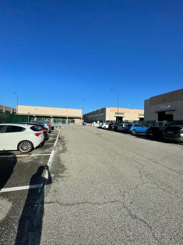 Capannone in commerciale in Via Massimo D'Antona