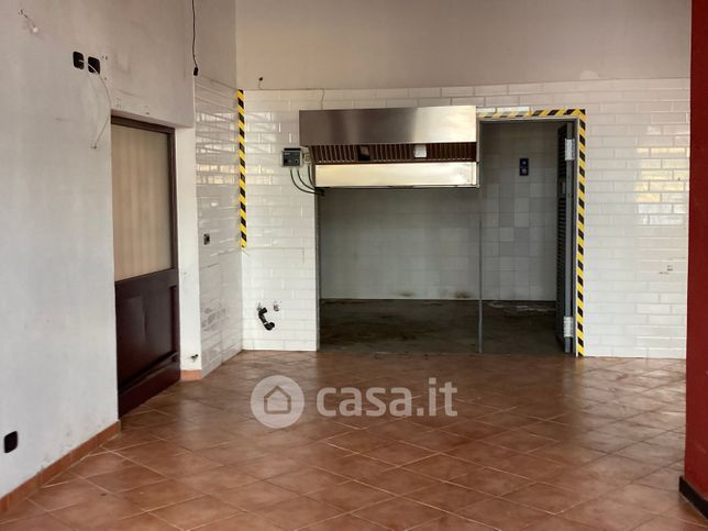 Negozio/locale commerciale in commerciale in Via Aurelia