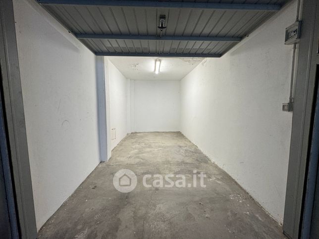 Box/posto auto in residenziale in Via Desenzano 5