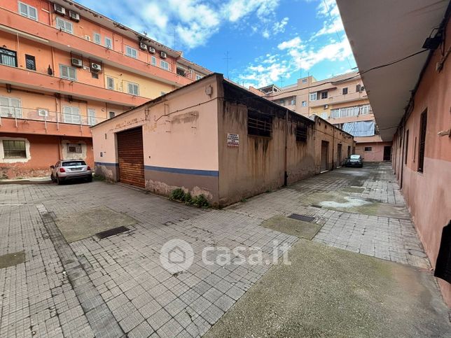 Negozio/locale commerciale in commerciale in Via Alfredo Baccarini 13