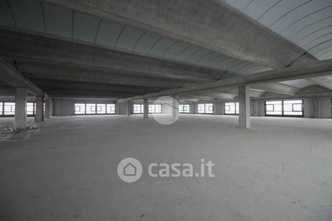 Capannone in commerciale in 