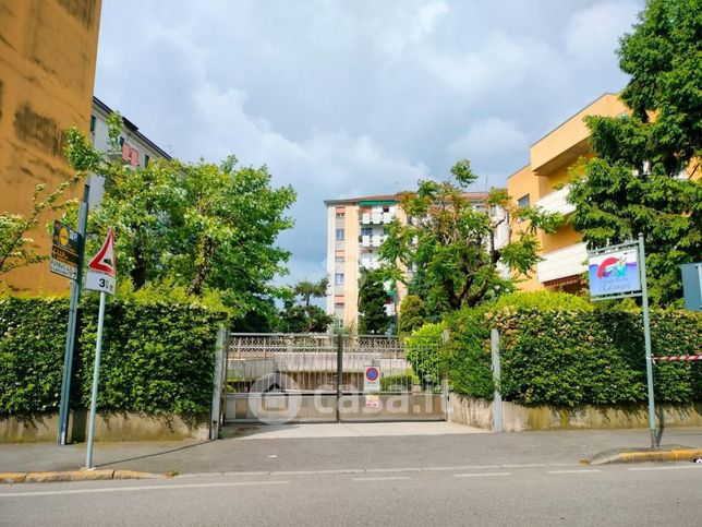 Box/posto auto in residenziale in Via Isonzo