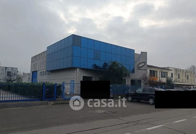Capannone in commerciale in Via generale carlo alberto della chiesa 4