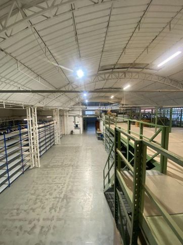 Capannone in commerciale in Via Nino Bixio 28