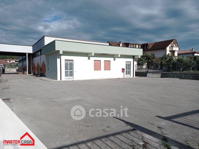 Capannone in commerciale in 