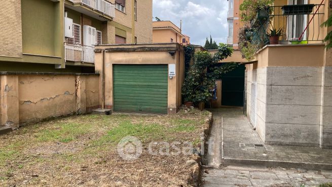 Box/posto auto in residenziale in Via Silvestro II 7