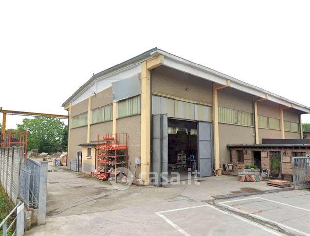 Capannone in commerciale in 