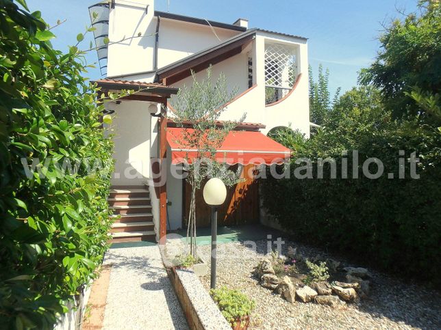 Villetta a schiera in residenziale in Viale degli Appennini 143