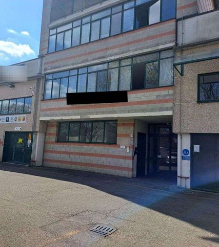 Ufficio in commerciale in Via Damiano Chiesa 24