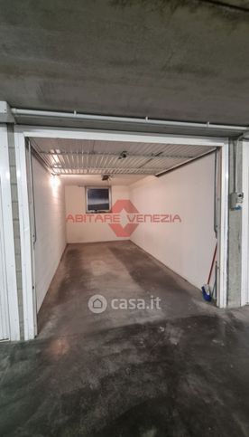 Box/posto auto in residenziale in Via Antonio Loredan