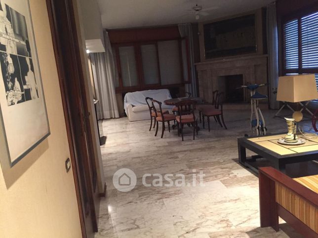 Casa indipendente in residenziale in 