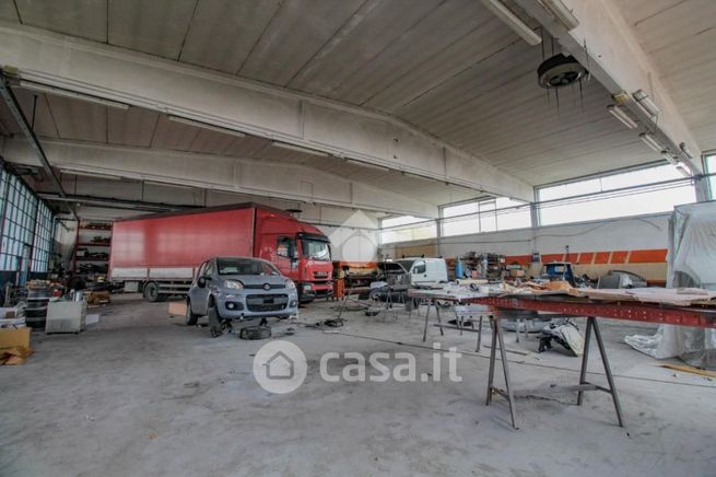 Capannone in commerciale in Via dell'Artigianato