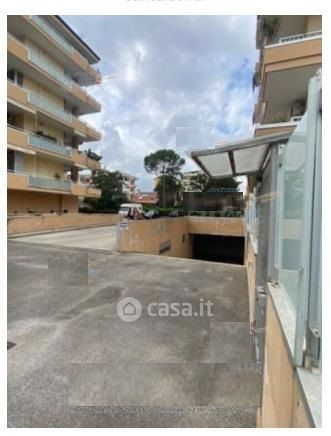 Box/posto auto in residenziale in Viale Eugenio della Valle 4