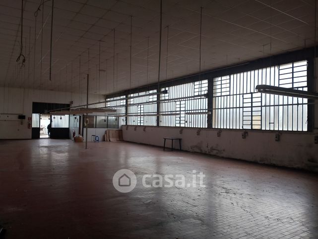 Capannone in commerciale in 