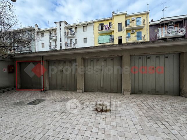 Box/posto auto in residenziale in Via Poliziano 6