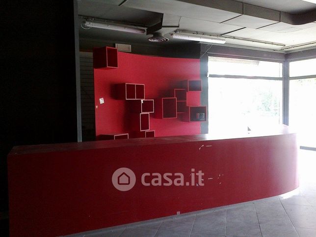 Capannone in commerciale in Via Fratelli Cervi