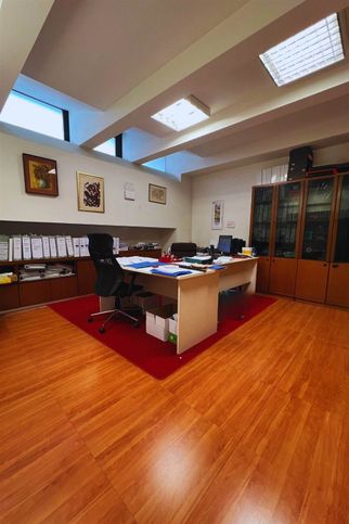 Ufficio in commerciale in 