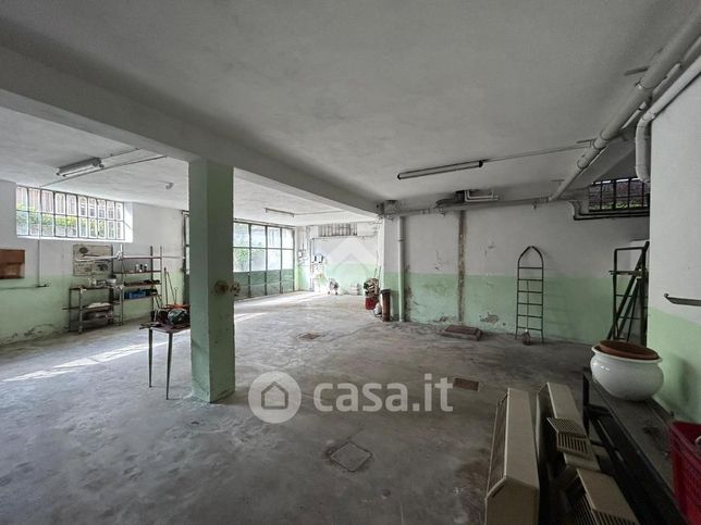 Capannone in commerciale in Via A. De Gasperi 19