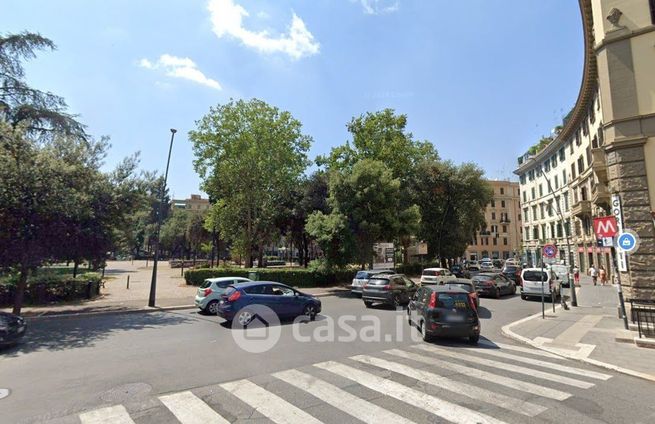 Attivitã /licenza (con o senza mura) in commerciale in Piazza dei Re di Roma