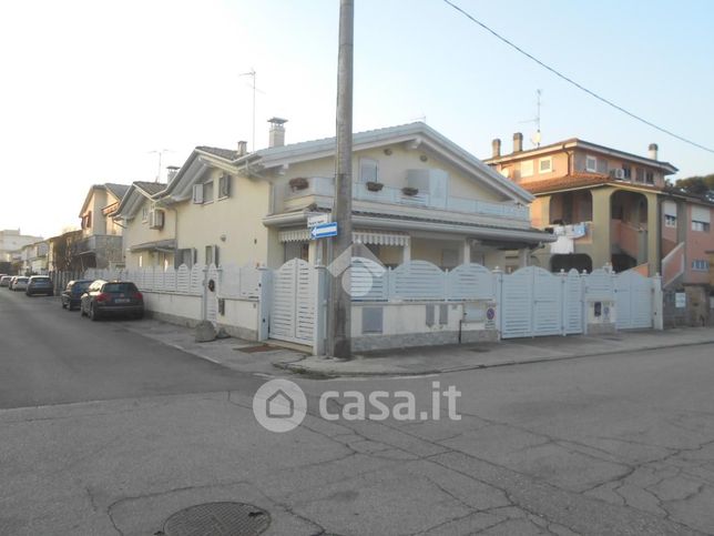 Villetta a schiera in residenziale in Via Maggiore Leggero 18